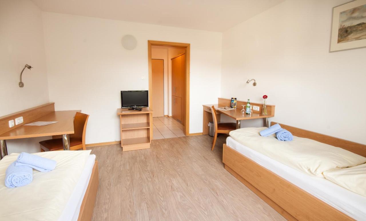 Bed and breakfast Gastehaus Olympia Reitanlage Munchen-Riem Extérieur photo